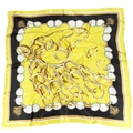 Dettaglio di foulard in raso con stampa testa di cavallo gialla e motivi a catena - Nero Giallo