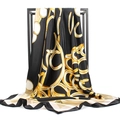 Foulard en satin noir et doré à imprimé chaîne drapé sur un support en métal noir - 90*90cm / Chaîne noire et or