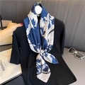 Élégant foulard en soie imprimé bleu et blanc noué sur un haut en tricot noir classique - Style d'Impression Artistique Bleu et Blanc (Style 8)