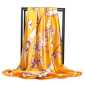 Elegante foulard in raso giallo 90x90cm con stampa floreale di farfalle su cornice nera - Giallo