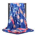 Foulard quadrato in satin blu scuro con fiori rosa e arancio e farfalle su rack nero - Blu