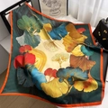 Détail de foulard en soie avec motifs de feuilles de ginkgo et bordures orange vif - Style artistique de feuille de ginkgo colorée (Style 13)