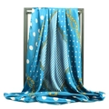 Carré en satin bleu roi à pois et motif de chaîne dorée sur un présentoir - Vert Pétrole