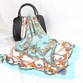 90x90cm Satin-Quadrat-Schal mit Vintage-Paisley- und Zaumzeugmuster in Himmelblau und Weiß - Minzgrün