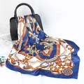 Dunkelblaues Satin-Quadrat-Halstuch mit Paisley-Muster auf schwarzer Tasche - Marineblau