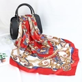 Eleganter 90cm roter Satin-Seidenschal mit Paisley-Muster an einer schwarzen Handtasche - Rot
