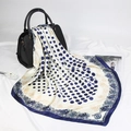 Satin-Seidenschal mit Punkten und Vintage-Blumenmuster an einer schwarzen Handtasche - 90*90cm / Marineblau