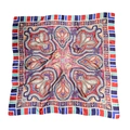 Carré en soie satinée 90x90cm avec motifs paisley rouges et bleus sur fond blanc pur - Style Rétro Toile de Jouy