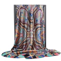 Détail macro du foulard en satin de soie avec motifs cachemire colorés et texture soyeuse - Bleu lac