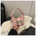 Gros plan d'un mini sac à main rose pour fille avec nœud argenté et bandoulière chaîne - Rose
