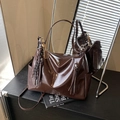 Bolso tote vintage de cuero chocolate con colgante dorado y acabado brillante - Bolso Individual / Marrón