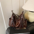 Borsa tote marrone scuro in vernice lucida con cerniere laterali e dettagli argento - Senza Ciondolo / Marrone