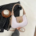 Schicke Halbmond-Handtasche aus weißem Webleder mit khakifarbenem Besatz und Gold - Weiß/Khaki Marmor