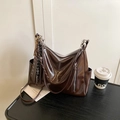 Borsa tote marrone scuro in pelle cerata lucida con tracolla regolabile - Con Ciondolo / Marrone