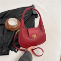 Elegante dunkelrote Tasche mit Webmuster, goldenem Schloss und verstellbarem Schultergurt - Rot