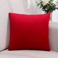 Rotes Samtkissen in Quadratform auf beigem Sofa mit dekorativen weißen Rosen - Bezug + Kern / LSR-14-44 Karminrot