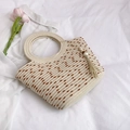 Borsa tote intrecciata color crema con accenti marroni e manici tondi su lino bianco - Con Ciondolo / Bianco Sporco