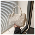 Detailaufnahme der weißen Beuteltasche mit Spitze, Blumen und Schmetterlingsstickerei - Weiß