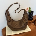 Borsa a spalla retrò marrone scuro in pelle PU a mezza luna con dettagli plissettati - Marrone