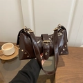 Sac sous le bras rétro marron foncé brillant avec rivets dorés et boucle vintage - Café