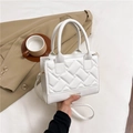 Elegante bolso de mano blanco acolchado con correa ajustable y letras de moda grabadas - Blanco