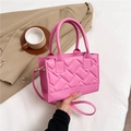 Bolso de mano rosa acolchado de cuero con herrajes dorados y correa de hombro ajustable - Rosa