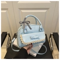 Lichtblauwe schelptas met kantafwerking, strikzak en geruite lintdetails op de tas - Blauw