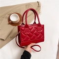 Elegante bolso acolchado rojo con letras doradas y correa de hombro ajustable - Rojo