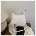 Dettaglio di una borsa bianca vintage a tracolla con cinturino annodato e logo stampato - Bianco