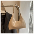 Detail van beige lakleren hobo-tas met verstelbare riem gepresenteerd aan een hanger - Khaki