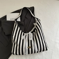 Borsa tote in tela a righe con fiocco di pizzo bianco e targhetta in metallo fatta a mano - Nero