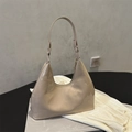 Bolso sobaco minimalista en charol beige con acabado brillante y forma de media luna - Caqui