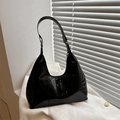 Borsa a spalla a mezzaluna in pelle verniciata nera lucida con zip dorata - Nero