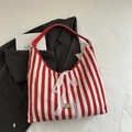Borsa tote in tela a righe rosse e bianche con grande fiocco in pizzo e tracolla stile hobo - Rosso