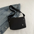 Borsa a tracolla nera a pieghe con logo M in metallo e tracolla regolabile su denim - Nero