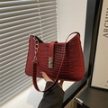 Sac fourre-tout en cuir crocodile rouge foncé avec fermoir argenté et chaîne - Rouge