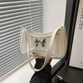 Weiße Schultertasche aus Kunstleder mit silberner Schleife und geometrischer Prägung - Weiß