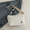 Borsa a tracolla bianca arricciata con ampia tracolla e logo M Fashion in metallo - Bianco