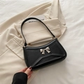 Elegante borsa sottobraccio baguette nera con fiocco in metallo argento e goffratura - Nero