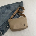 Borsa a tracolla in nylon kaki con logo M in metallo e tracolla larga regolabile - Cachi