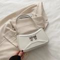 Borsa a spalla bianca con fiocco d'argento e dettagli di cuciture geometriche - Bianco
