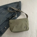 Borsa a tracolla in nylon plissettato verde oliva con tracolla regolabile e dettagli in metallo - Verde