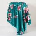 Sciarpa quadrata in raso di seta verde smeraldo con fiori rosa e drappeggio fluido - Fiore di Pesco Verde Scuro (#3)