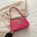 Borsa a spalla baguette rosa minimalista con fibbia in metallo argentato a fiocco - Fucsia
