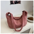 Dettaglio borsa a mezzaluna in velluto a coste rosa antico con texture e tracolla - Rosa
