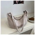 Dettaglio borsa hobo in velluto a coste color crema con tracolla e cerniera elegante - Bianco Sporco