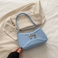 Borsa a tracolla azzurra minimalista con fiocco in metallo argento e pelle sintetica - Blu