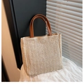 Detailansicht der Stroh-Tasche mit V-Webmuster und braunem Ledergriff für Damen - Braun