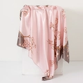 Carré de soie rose avec imprimé élégant de fleurs de cerisier et fini satiné - Fleur de Prunier Rose Gris