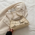 Borsa baguette beige chic con occhielli metallici e cinturini su biancheria bianca - Kaki